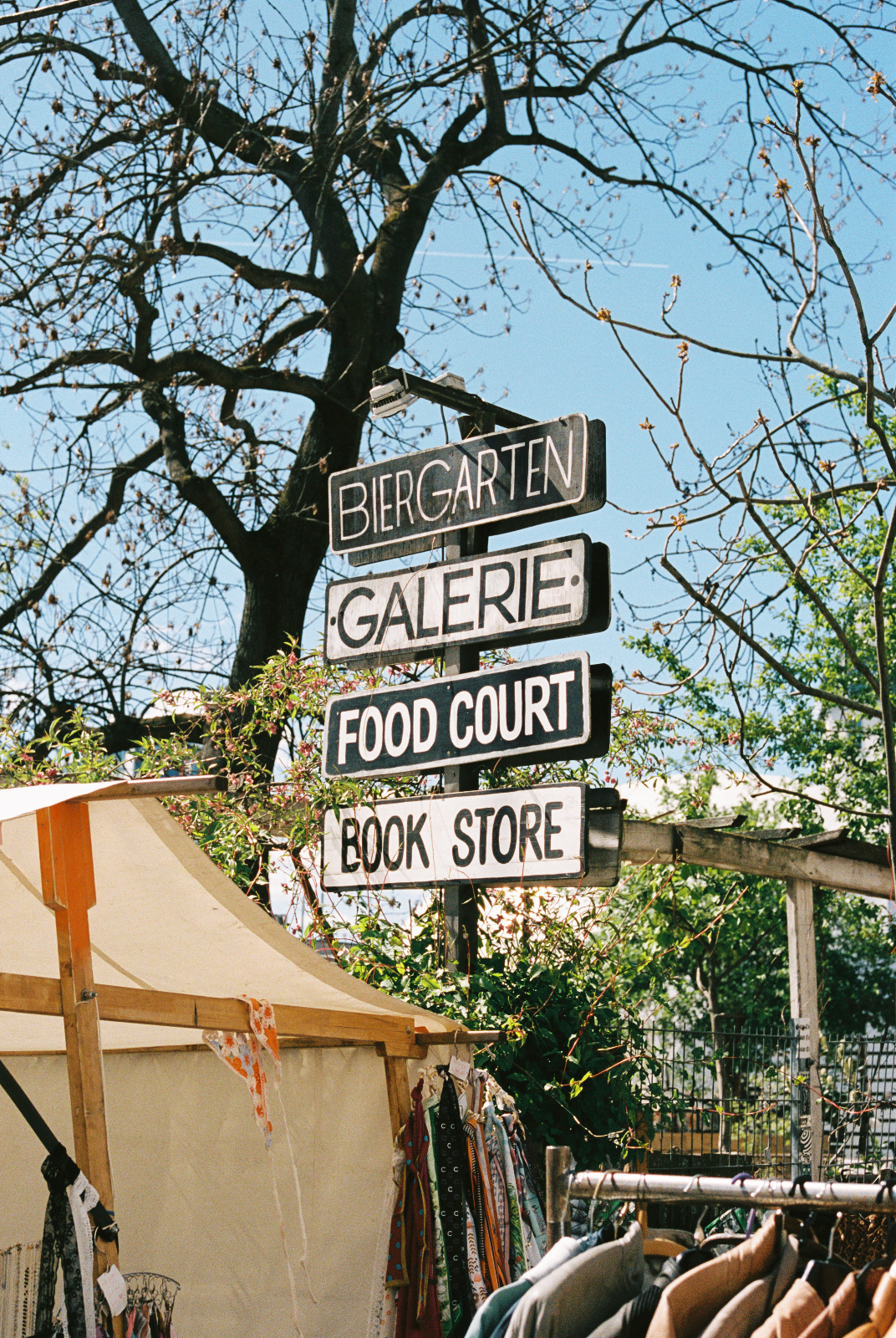 RAW-Flohmarkt Berlin – Friedrichshain & Kreuzberg — Foto auf dem Markt.