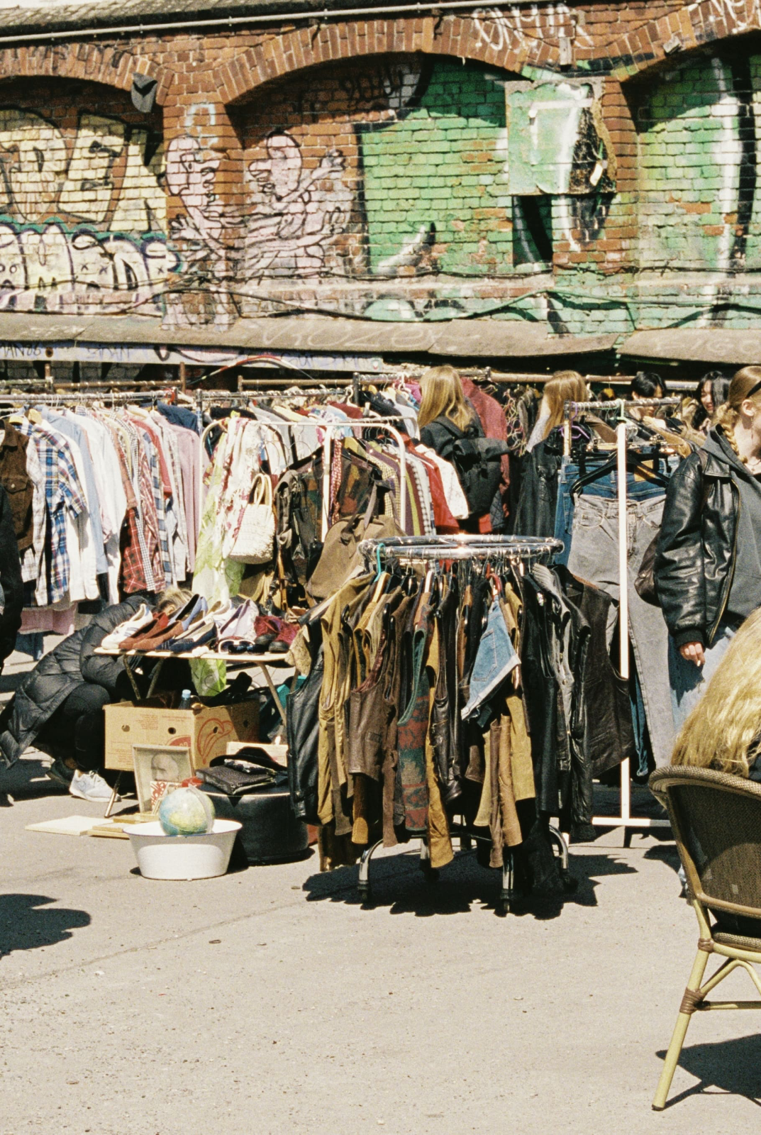 RAW-Flohmarkt Berlin – Friedrichshain & Kreuzberg — Foto auf dem Markt.