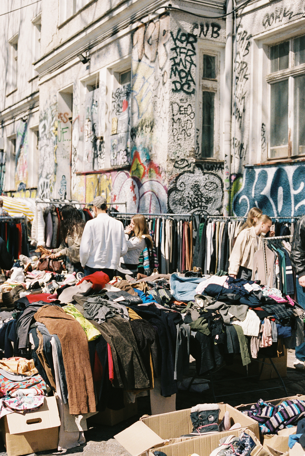 RAW-Flohmarkt Berlin – Friedrichshain & Kreuzberg — Foto auf dem Markt.