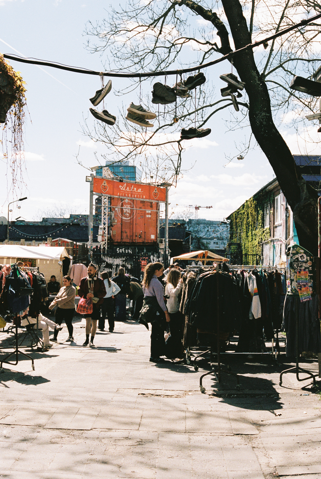 RAW-Flohmarkt Berlin – Friedrichshain & Kreuzberg — Foto auf dem Markt.