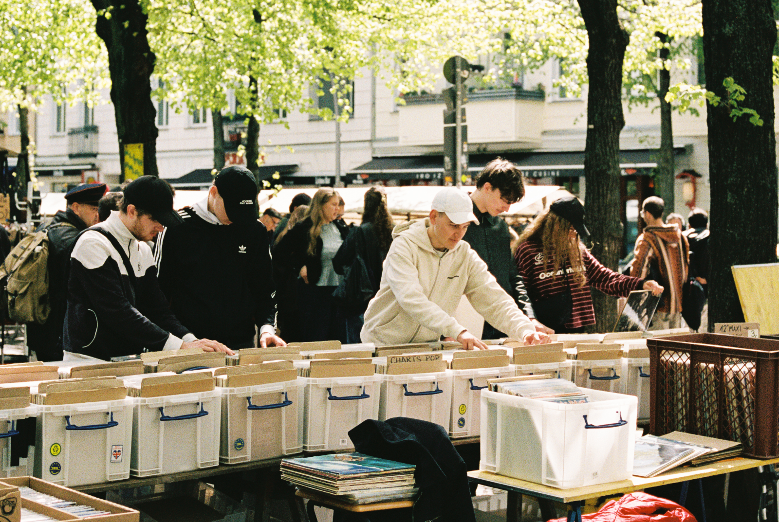 Biesdorf Center – Antik- und Trödelmarkt — Flohmarkt-Stimmung in Berlin.