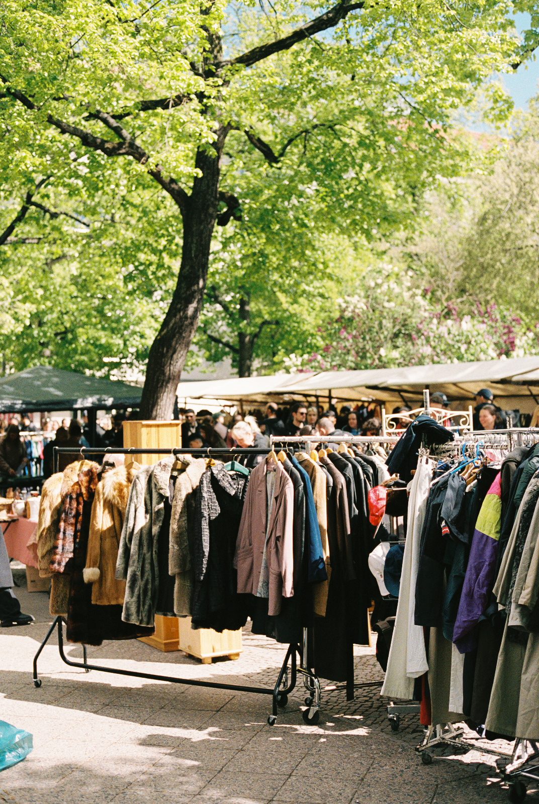 Flohmarkt Berlin Steglitz – OBI Parkplatz — Flohmarkt-Stimmung in Berlin.