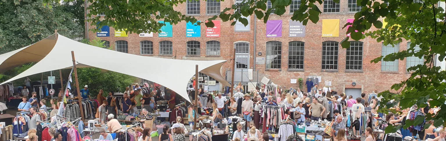 Goldbekhaus Flohmarkt auf dem Hof — Flohmarkt-Stimmung in Hamburg.