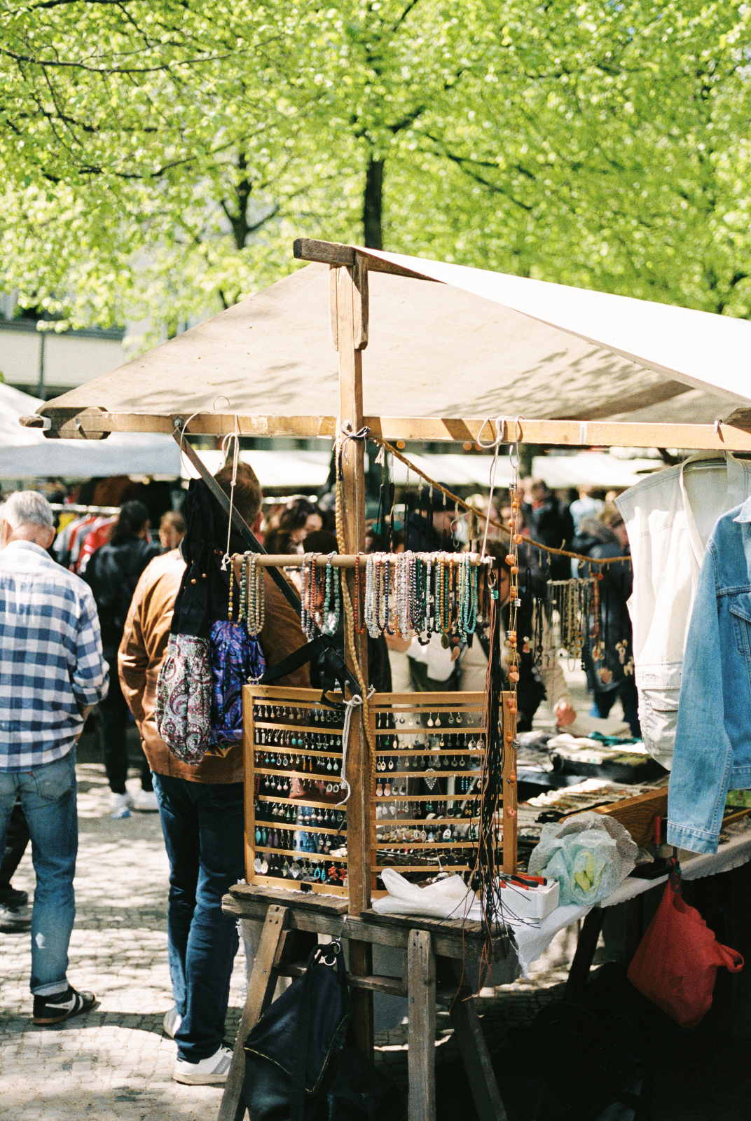 Flohmarkt Boxhagener Platz Berlin — Foto auf dem Markt.