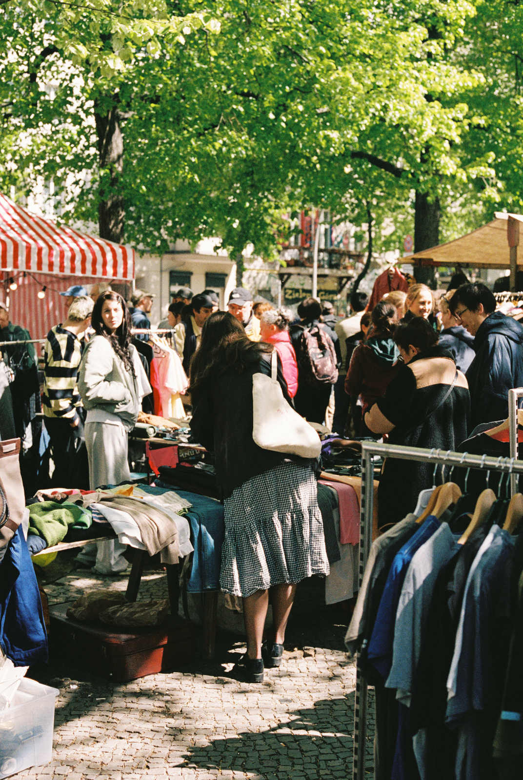 Flohmarkt Boxhagener Platz Berlin — Foto auf dem Markt.