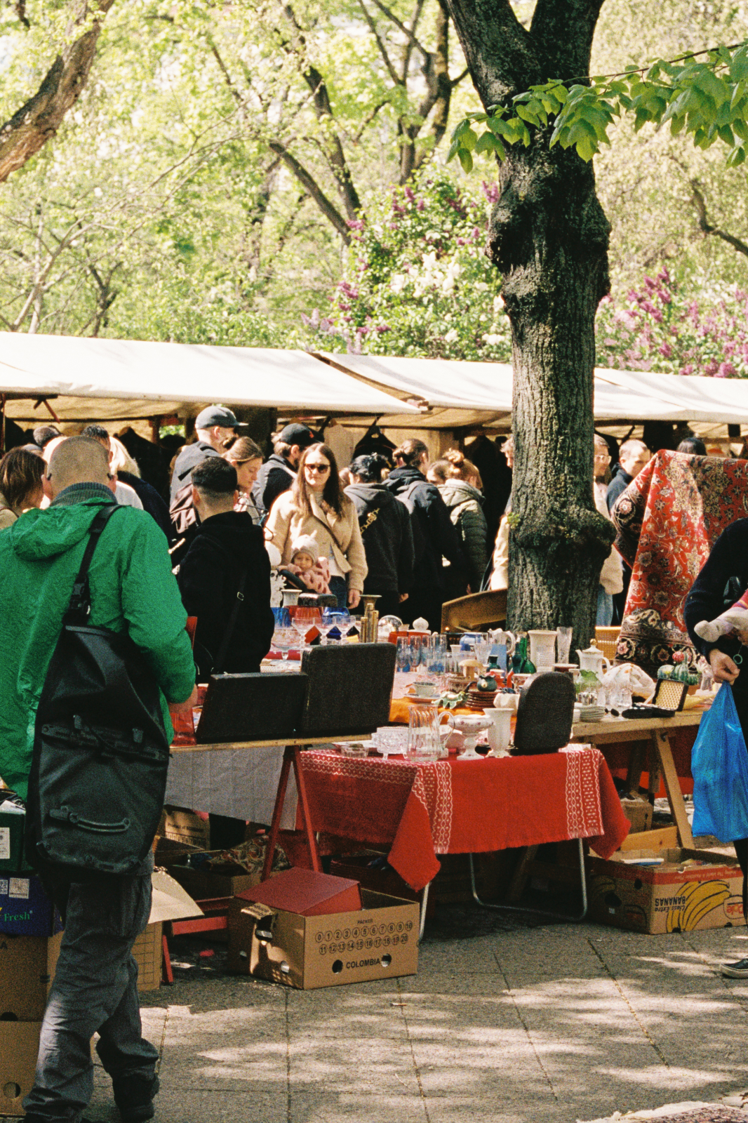 Flohmarkt Boxhagener Platz Berlin — Foto auf dem Markt.