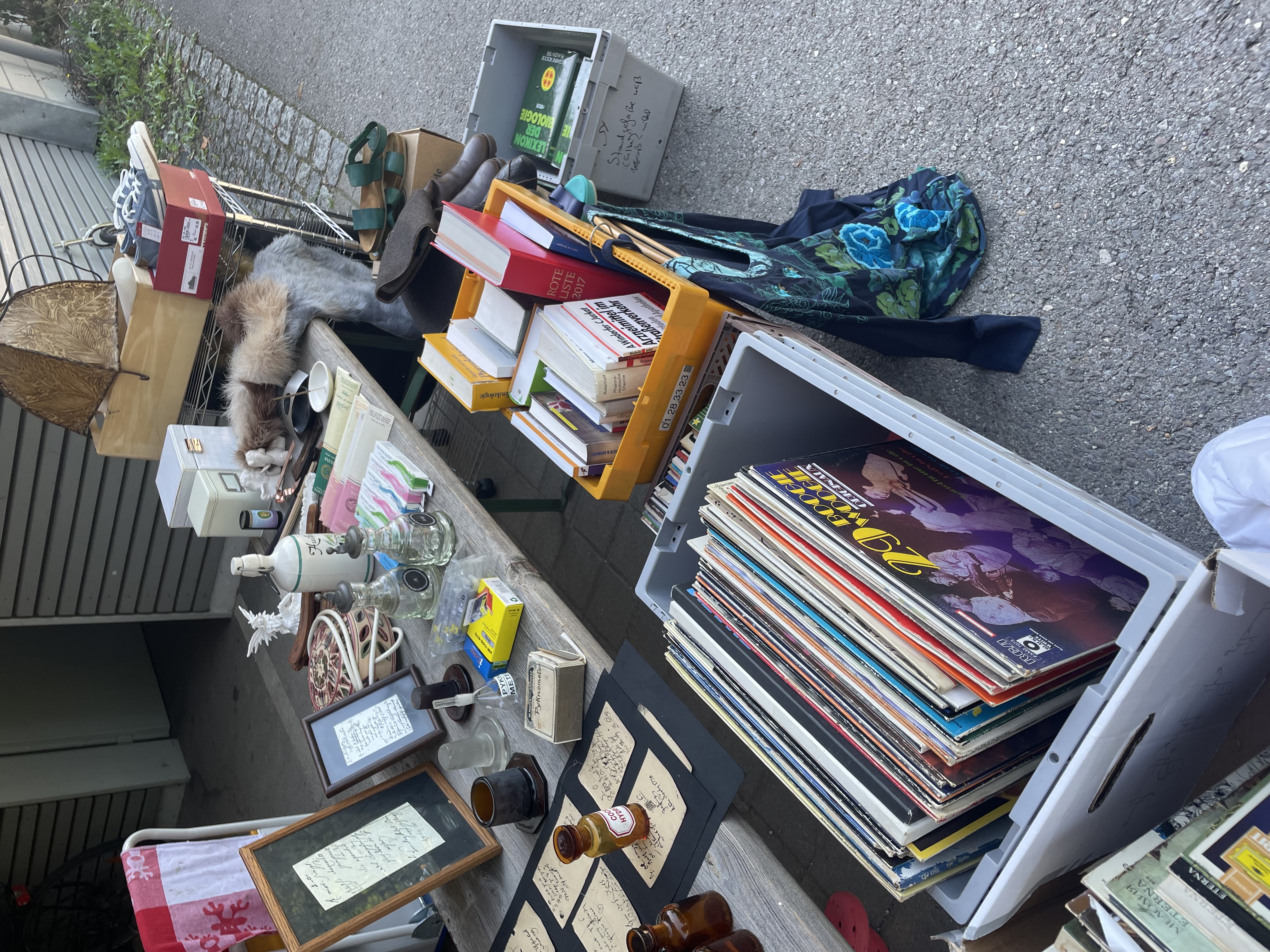 Sammler- und Antikflohmarkt am Berliner Ostbahnhof — Flohmarkt-Stimmung in Berlin.